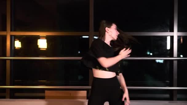 Dans Stüdyosunda Dans Eden Güzel Bir Gogo Dansçısı Büyük Bir — Stok video