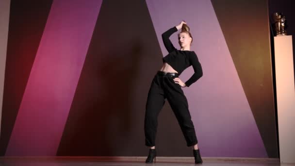 Jovem Elegante Salto Alto Dançando Coreografia Plástica Moderna Estúdio Dança — Vídeo de Stock