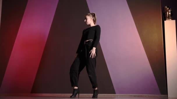 ダンススタジオで現代的なプラスチック振付を踊るハイヒールのスタイリッシュな若い女性 — ストック動画