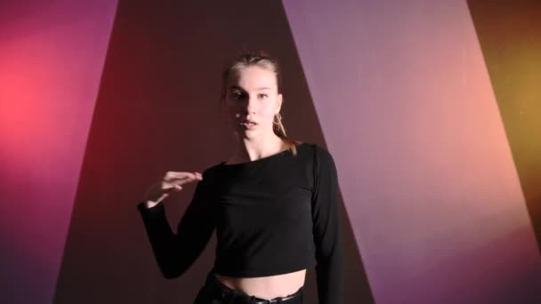 Longo Tiro Médio Jovem Mulher Plástico Dança Contemporânea Freestyle Dança — Vídeo de Stock