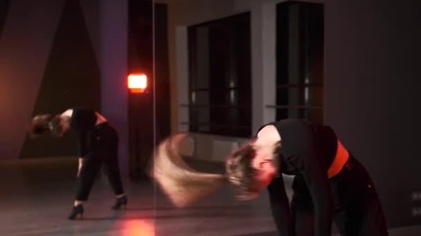 Jonge Vrouw Dansen Moderne Dans Strippen Plastic Een Choreografische Studio — Stockvideo