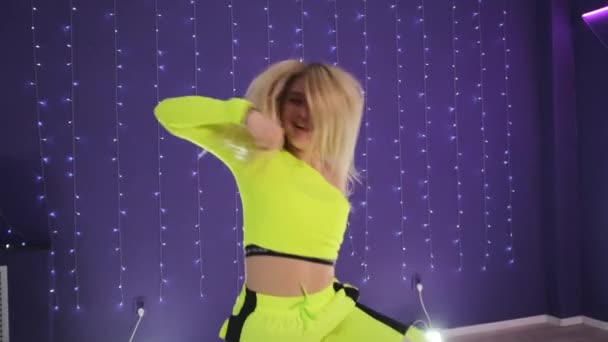 Mujer Joven Bailando Hip Hop Estudio Baile Divierte Saltando Mirando — Vídeo de stock