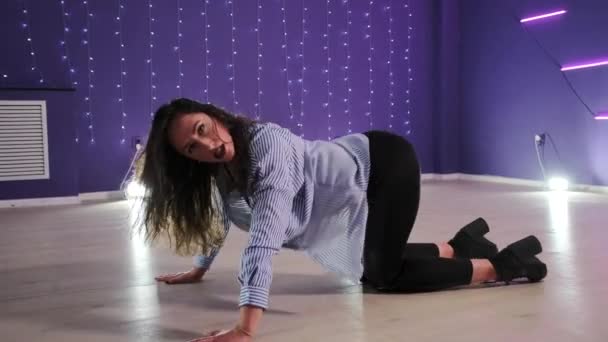 Mujer Joven Bailando Danza Moderna Tira Plástico Estudio Coreográfico Movimiento — Vídeo de stock