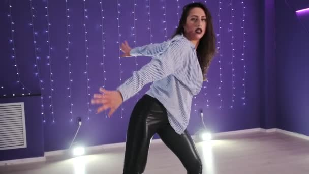 Uma Jovem Dançar Estúdio Plasticamente Move Olha Para Câmera Movimento — Vídeo de Stock