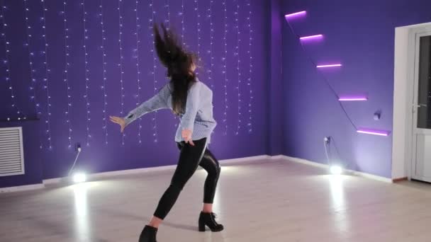 振付スタジオで現代的で官能的なダンス敏捷性スタイルを踊る長い髪を持つ官能的な若い女性 スローモーション — ストック動画