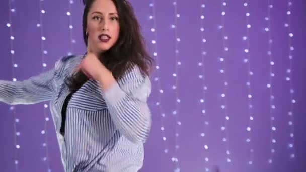 Stijlvolle Jonge Vrouw Met Lang Haar Dansend Moderne Dans Met — Stockvideo