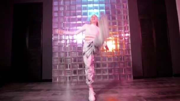 Mujer Joven Bailando Hip Hop Estudio Baile Divierte Saltando Mirando — Vídeos de Stock