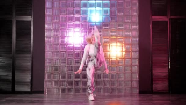 Mujer Joven Bailando Hip Hop Estudio Baile Divierte Saltando Mirando — Vídeo de stock