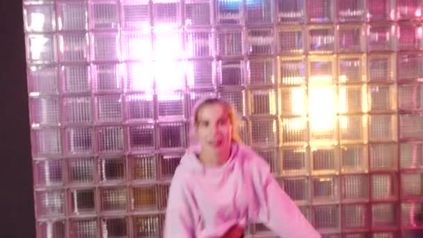 Веселая Молодая Женщина Длинными Волосами Танцует Хип Хоп Танцевальной Студии — стоковое видео