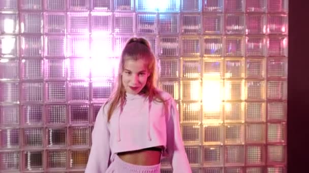 Vrolijke Jonge Vrouw Met Lang Haar Danst Hip Hop Een — Stockvideo