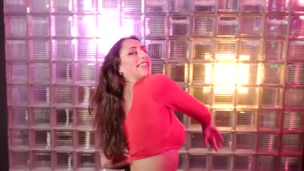 Sensuele Jonge Vrouw Met Lang Haar Dansen Moderne Dans Voert — Stockvideo