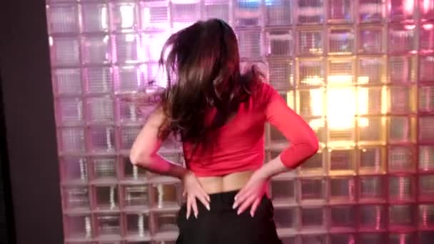 Sensuele Jonge Vrouw Met Lang Haar Dansen Moderne Dans Voert — Stockvideo