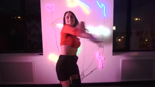 Joven Mujer Enérgica Bailando Hip Hop Freestyle Dancehall Estudio Baile — Vídeo de stock