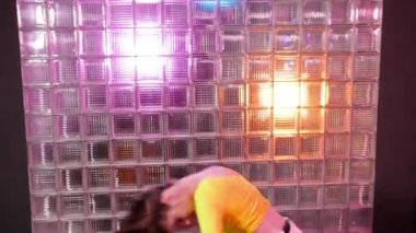 Hip hop, serbest stil ya da kareografik bir stüdyoda dans eden şık genç bir kadın. Bakış açısı.