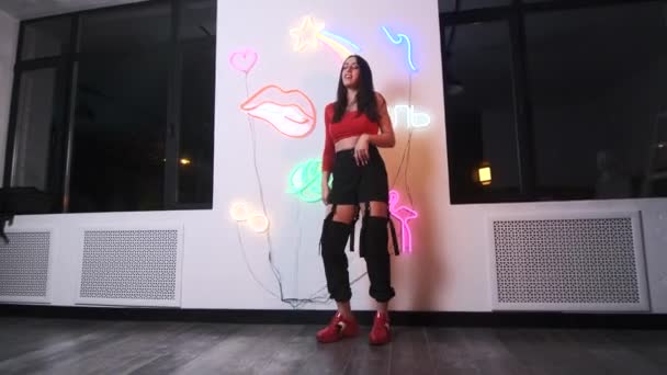 Elegante Mujer Joven Bailando Hip Hop Freestyle Swag Estudio Gimbal — Vídeo de stock