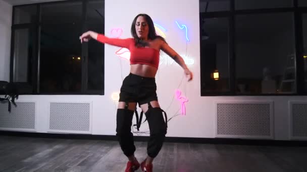 Elegante Mujer Joven Bailando Hip Hop Freestyle Swag Estudio Gimbal — Vídeo de stock