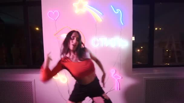 若い精力的な女性のダンスヒップホップ ダンススタジオでのフリースタイル ジンバルが撃たれた 撮影地 — ストック動画
