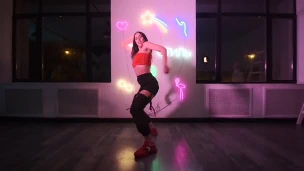 Joven Mujer Enérgica Bailando Hip Hop Estilo Libre Estudio Baile — Vídeos de Stock