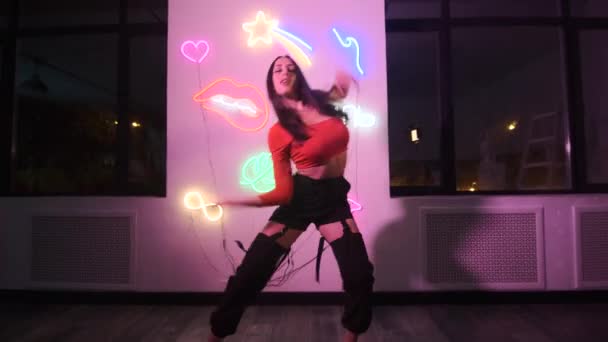 Joven Mujer Enérgica Bailando Hip Hop Estilo Libre Estudio Baile — Vídeo de stock