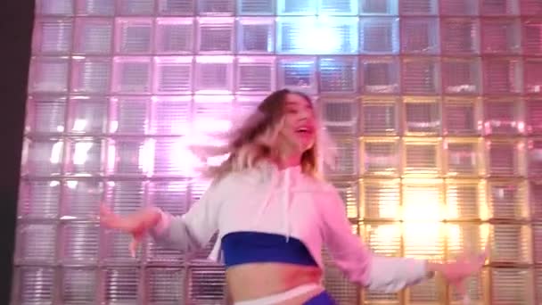 ロングヘアダンスヒップホップ フリースタイル 振付スタジオのダンスホールを持つ若い精力的な女性 スローモーション 中ロングショット — ストック動画