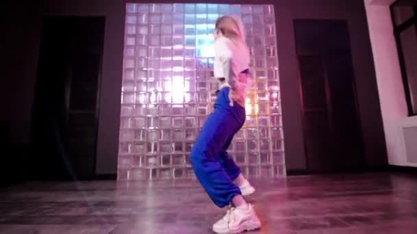 Jonge Vrouw Dansend Hip Hop Een Dansstudio Heeft Plezier Springen — Stockvideo