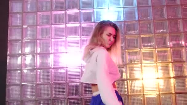 Sensuele Jonge Vrouw Met Lang Haar Dansen Moderne Dans Voert — Stockvideo