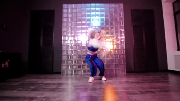 Mooie Jonge Vrouw Met Lang Haar Dansend Hip Hop Freestyle — Stockvideo