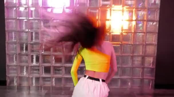 振付スタジオでヒップホップ フリースタイル ダンスホールを踊る陽気な若い女性 撮影地 — ストック動画