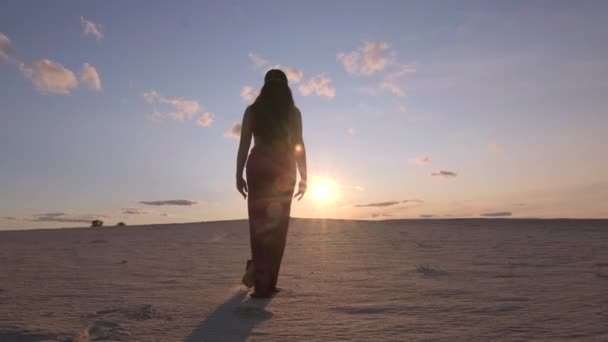 Ung Kvinna Med Långt Hår Orientalisk Kostym Går Längs Sanden — Stockvideo
