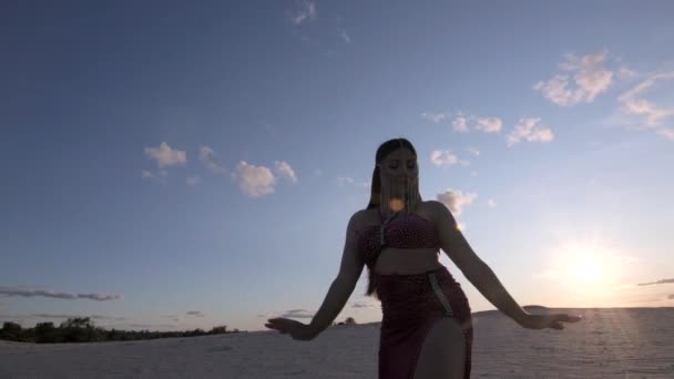 Piękna Młoda Kobieta Tańczy Orientalny Taniec Brzucha Piasku Zachodzie Słońca — Wideo stockowe