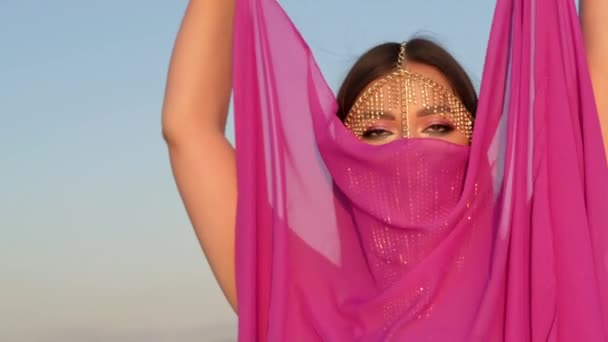 Zbliżenie Kobiecej Twarzy Biżuterią Głowie Orientalnym Stylu Piękna Tancerka Przykrywa — Wideo stockowe