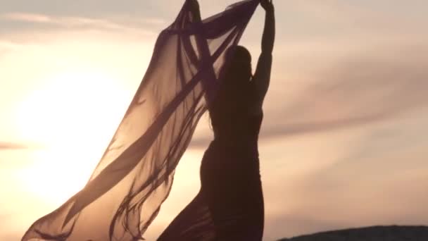 Una Bella Donna Costume Orientale Cammina Sulla Sabbia Tramonto Solleva — Video Stock