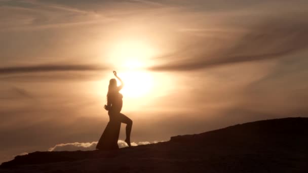 Genç Bir Kadın Göbek Dansı Oryantal Dans Gün Batımında Kumlu — Stok video