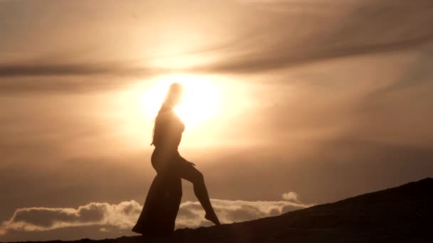 Mooie Jonge Vrouw Dansend Oosterse Buikdans Een Zandheuvel Bij Zonsondergang — Stockvideo