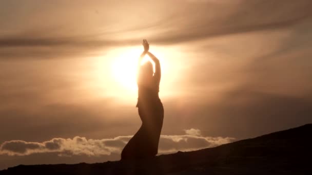 Gün Batımında Kumlu Bir Tepede Dans Eden Bir Kadının Silueti — Stok video
