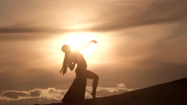 Genç Bir Kadın Göbek Dansı Oryantal Dans Gün Batımında Kumlu — Stok video