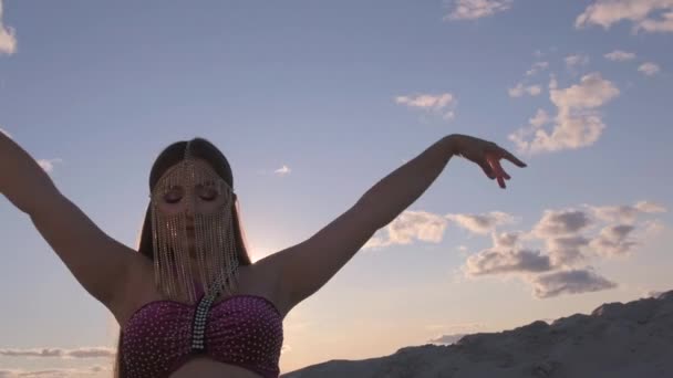Красива Жінка Прикрасами Голові Східному Стилі Танцює Танець Східного Живота — стокове відео