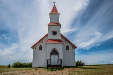 Billimun, Saskatchewan, Kanada 'daki tarihi St. Martins Katolik Kilisesi üzerinde mavi gökyüzü