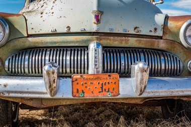Swift Current, SK - 20 Nisan 2020 Saskatchewan 'da terk edilmiş yeşil bir Merkür 8 sedanının önünü kapatın.
