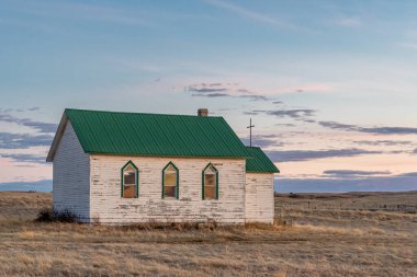 Kadillak 'ın güneyindeki bozkırlarda gün batımında eski Lüteryen kilisesi.