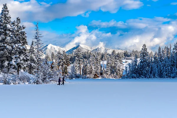 Cross Country Skiers Newly Frozen Lake Lillian Invermere Canada — Stock Photo, Image
