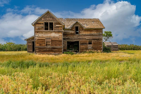 Verlaten Huis Een Boerderij Bij Cabri Saskatchewan Met Een Erwtenoogst — Stockfoto