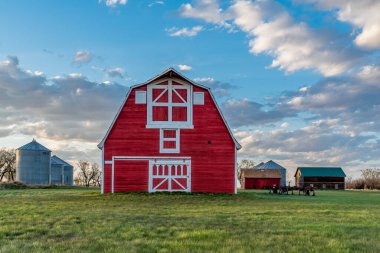Saskatchewan 'daki çayırlarda bir çiftlikte klasik kırmızı ahır. 