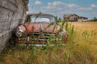Rush Lake, SK-19 Ağustos 2021 terk edilmiş bir Borgward Isabella TS klasik coupe ve Saskatchewan bozkırlarında terk edilmiş bir çiftlik evi.