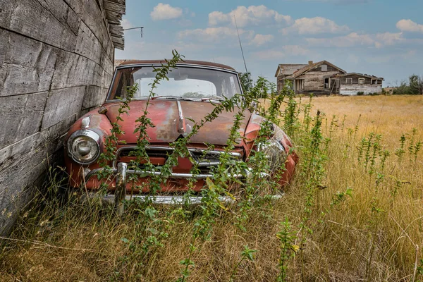 Заброшенный Классический Автомобиль Заброшенный Фермерский Дом Саскачеванских Прериях — стоковое фото