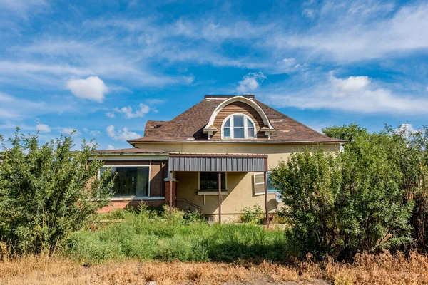 Verlassenes Haus Umgeben Von Bewachsenen Sträuchern Außerhalb Von Gull Lake — Stockfoto