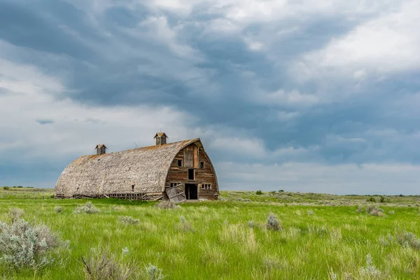 サスカチュワン州の農村部にある古い放棄された草原の納屋の上の嵐の空 — ストック写真