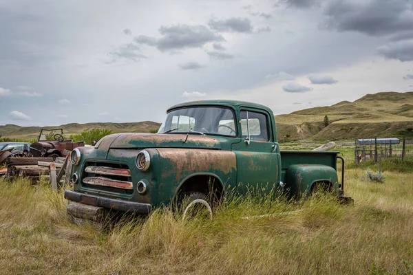 Εγκαταλελειμμένο Vintage Πράσινο Pick Φορτηγό Στο Saskatchewan Λιβάδια — Φωτογραφία Αρχείου