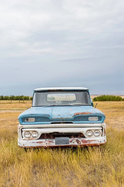 Camionnette Vintage Abandonnée Bleue Blanche Dans Les Prairies Saskatchewan — Photo