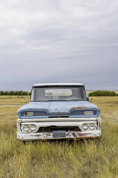 Verlaten Vintage Blauw Wit Pick Truck Saskatchewan Prairies Stockafbeelding